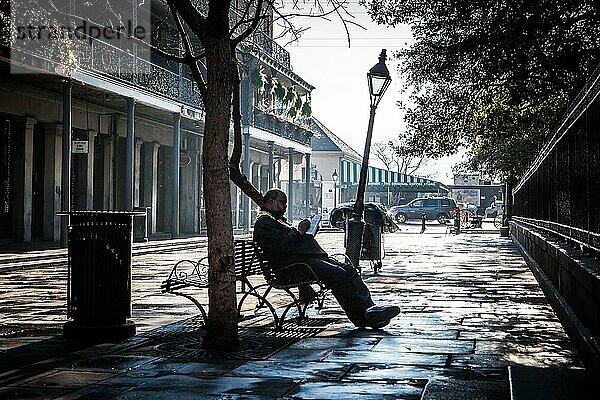 Ein Mann genießt einen ruhigen regnerischen Morgen und verlassene Straßen im Winter in New Orleans  Louisiana  New Orleans  USA  Nordamerika