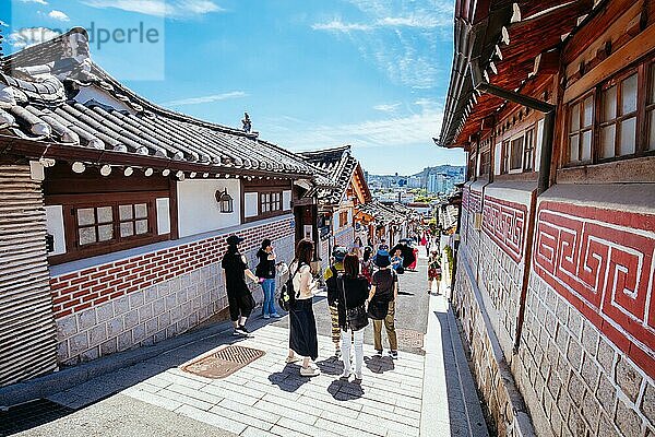 SEOUL  18. AUGUST: Bukchon Hanok Village ist ein traditionelles koreanisches Dorf in der Nähe des Gyeongbok Palasts in Seoul  Südkorea  Asien