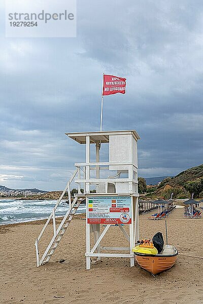 Kreta  Griechenland  23. September 2021: Ein Rettungsschwimmerturm am Golden Beach in der Nähe von Chania Stadt  Europa