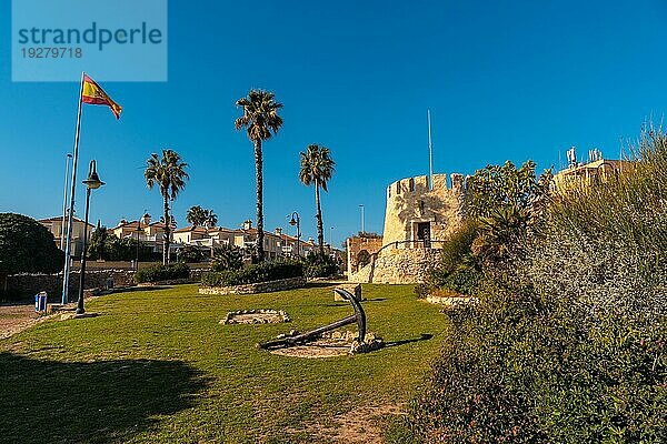 Schöner Park Torre del Moro in der Küstenstadt Torrevieja  Alicante  Valencianische Gemeinschaft. Spanien  Mittelmeer an der Costa Blanca