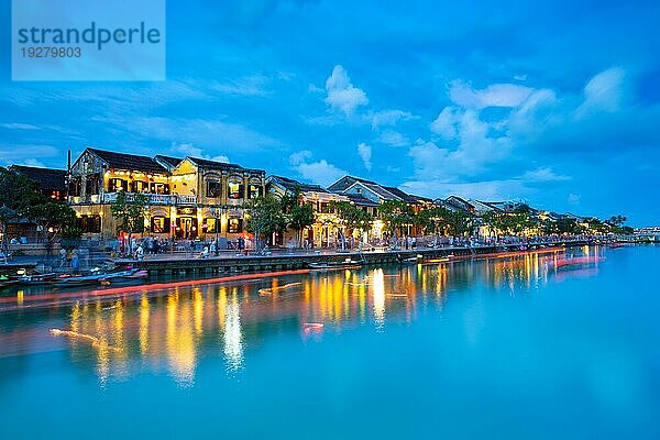 Traditionelle Gebäude am Wasser in der zum UNESCO Kulturerbe zählenden Stadt Hoi An in der Provinz Quang Nam in Vietnam