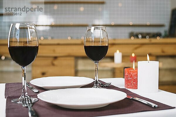 Romantischer Esstisch mit Weingläsern