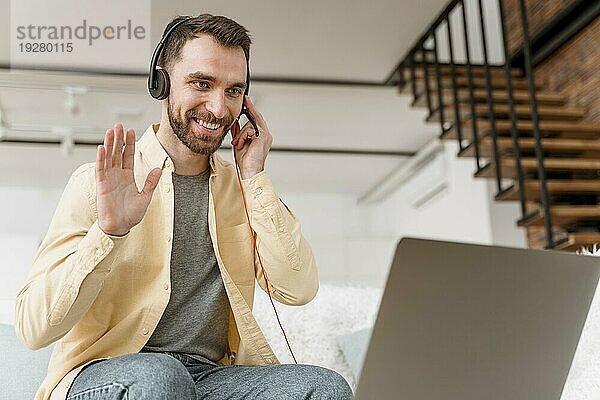 Mann mit Headset Videoanruf