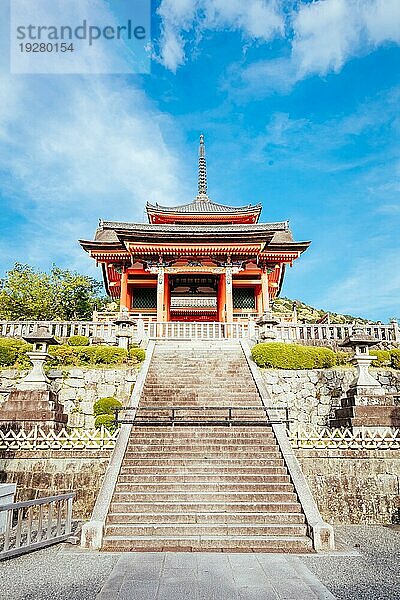 Der kultige Kiyomizu dera Tempel und die Aussicht auf die Berge an einem sonnigen Frühlingstag in Kyoto  Japan  Asien