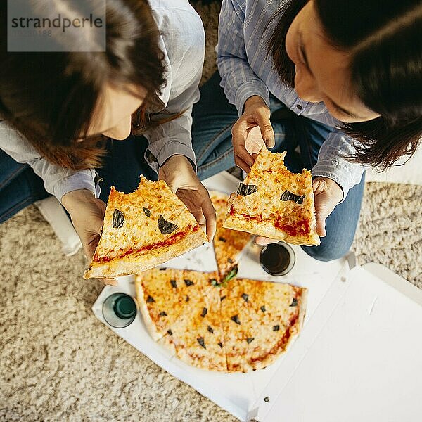 Junge Mädchen auf dem Pizzaboden