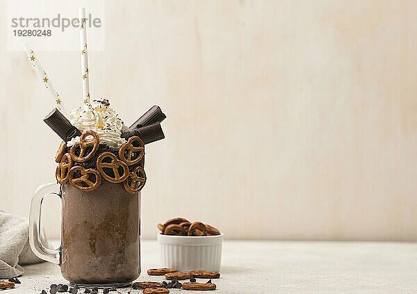 Vorderansicht Schokoladenmilchshakeglas mit Brezeln Kopierraum
