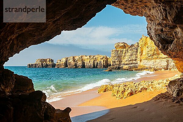 Eine natürliche Sommerstrandhöhle am Praia da Coelha  Algarve  Albufeira. Portugal