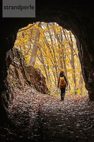 Silhouette eines jungen Mädchens auf dem Weg zu den Tunneln der alten Minen auf dem Berg Erlaitz in der Stadt Irun  Gipuzkoa. Baskenland