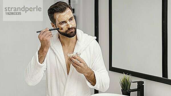 Mann mit natürlichen Zutaten Gesichtsmaske