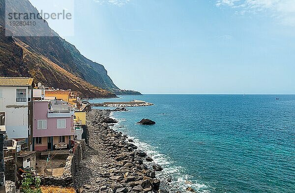 Küste im Sommer im Dorf Paul do Mar im Osten Madeiras. Portugal