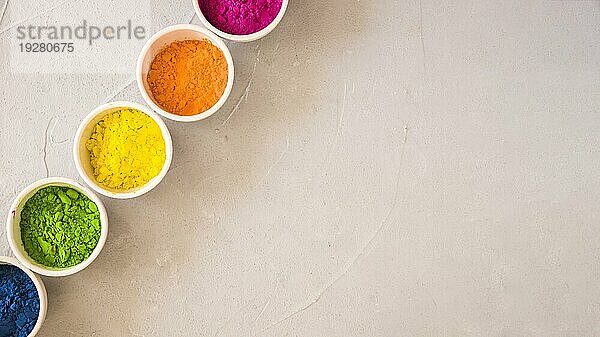 Erhöhte Ansicht holi Farbe Pulver weiß Schalen Beton Hintergrund