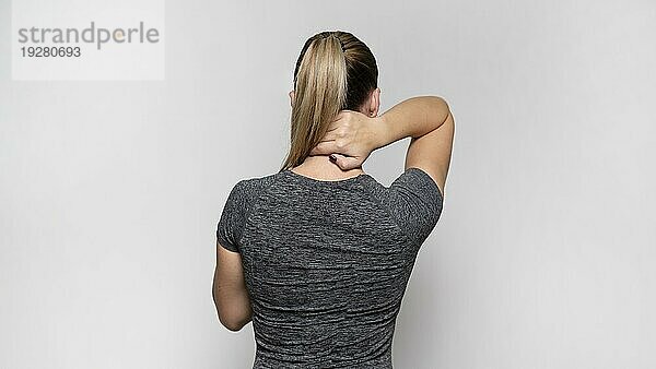 Rückenansicht Frau mit Rückenschmerzen