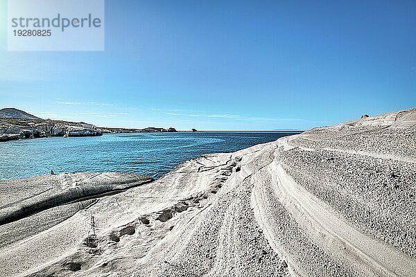 Schöne Landschaft von weißen Felsen von Sarakiniko Strand  Ägäisches Meer  Milos Insel  Griechenland. Leere Klippen  Sommertag Sonnenschein  klares Meer  blaues Wasser  azurblaue Lagune  keine Menschen  schöne Landschaft  fantastische Felsen von Touristenziel
