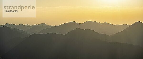 Abendstimmung  Silhouetten  Dramatische Berglandschaft  Tirol  Österreich  Europa