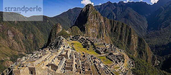 Machu Picchu  PERU im Oktober 2015: Wo einst die Inkas lebten  kommen heute Tausende von Touristen  um das Erbe der Inka zu sehen. Machu Picchu liegt in einer malerischen Umgebung in den peruanischen Anden