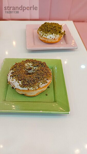 Zwei Donuts mit Matcha Geschmack in einem süßen  pastellfarbenen  gemütlichen Café