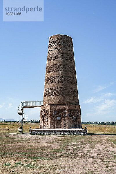 Burana Turm  Reste des Karakhanid Minarett  histroische antike Stadt Balasagun an der Seidenstraße  Balbals  historische Grabsteine in Form von menschlichen Gesichtern  bei Tokmok  Chuy  Kirgistan  Asien