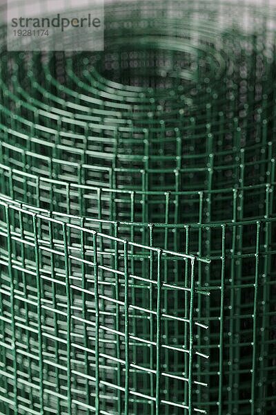 Beschichtetes grünes Metalldrahtgeflecht  das im Gartenbau zum Schutz der Pflanzen vor Tieren verwendet wird