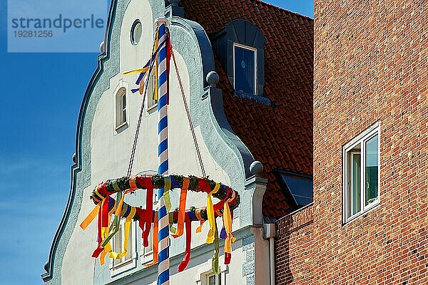 Bunter Maibaum in der Stadt