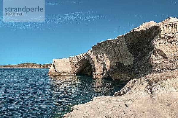 Berühmte weiße Felsen von Sarakiniko Strand  Ägäisches Meer  Insel Milos  Griechenland. Keine Menschen  leere Klippen  Sommertag Sonnenschein  klares Meer  blaues Wasser  klarer Himmel  cyan rosa Farben  schöne Landschaft  fantastische Felsen von Touristenziel