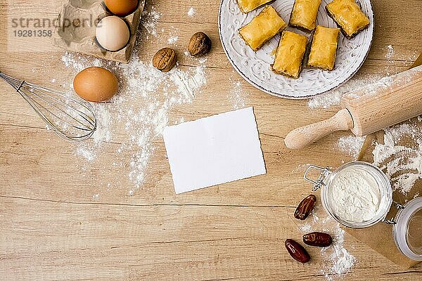 Nudelholz mit Eiern Papier östlichen Süßigkeiten