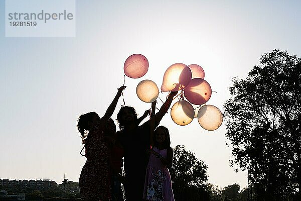 Silhouette Familie mit Luftballons