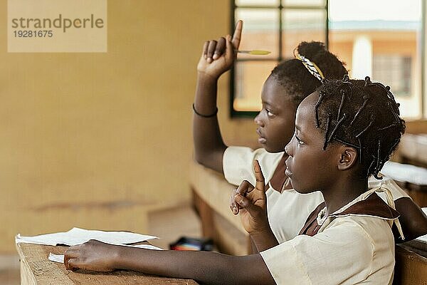 Afrikanische Kinder  die dem Unterricht Aufmerksamkeit schenken