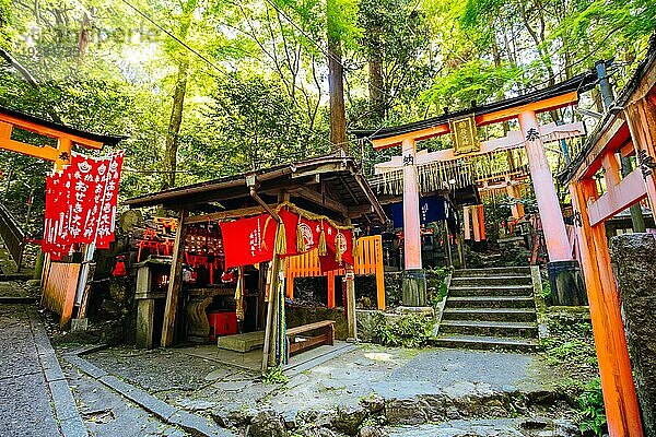 Rotes Tori Tor am Fushimi Inari Schrein in Kyoto  Japan. Eine der größten Touristenattraktionen Japans