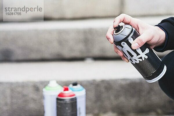Close up Mann s Hand hält Graffiti Spray Flasche