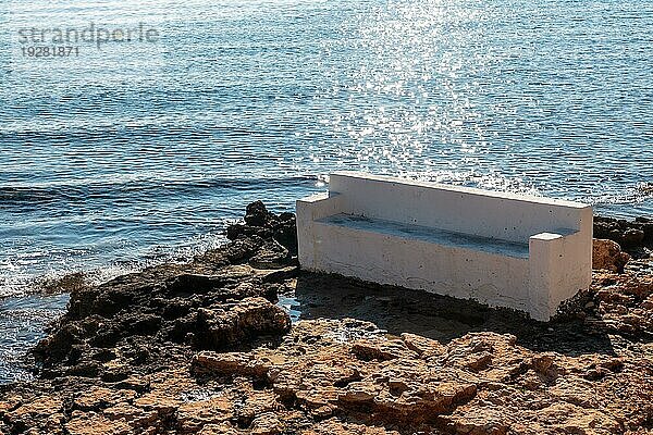 Ein weißer Sitz am Meer in der Küstenstadt Torrevieja in der Nähe von Playa del Cura  Alicante  Valencianische Gemeinschaft. Spanien  Mittelmeer an der Costa Blanca