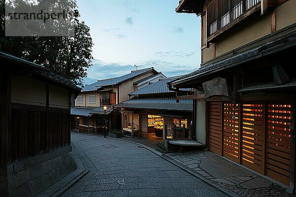 Schönes traditionelles Straßenbild in der Abenddämmerung im Bezirk Higashiyama in Kyoto  Japan  Asien