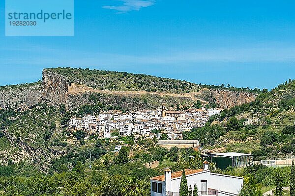 Blick auf die schöne Stadt Chulilla in den Bergen der Autonomen Gemeinschaft Valencia. Spanien