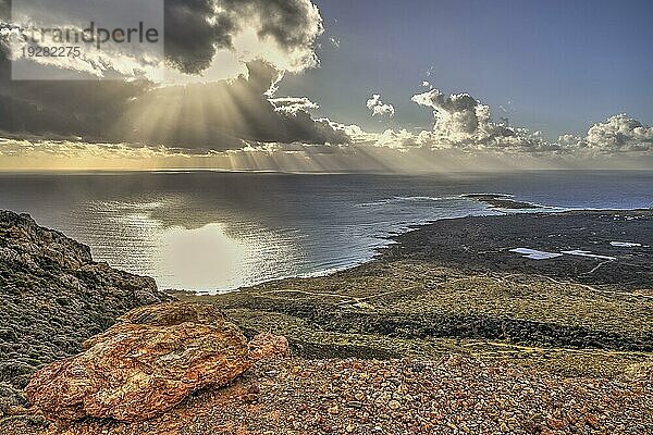 HDR  Gegenlicht  Sonne strahlt durch Wolken  Felsen  Ebene  Meer  Elafonissi  Südwesten  Provinz Chania  Kreta  Griechenland  Europa