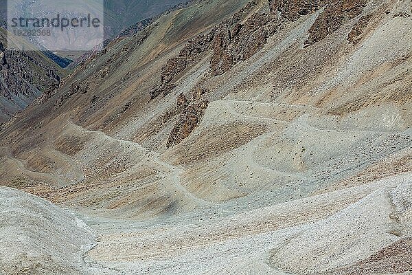 Gefährliche Serpentinenstraße im Tien Shan Gebirge. Kirgisistan