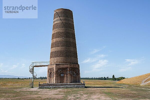 Burana Turm  Reste des Karakhanid Minarett  histroische antike Stadt Balasagun an der Seidenstraße  Balbals  historische Grabsteine in Form von menschlichen Gesichtern  bei Tokmok  Chuy  Kirgistan  Asien