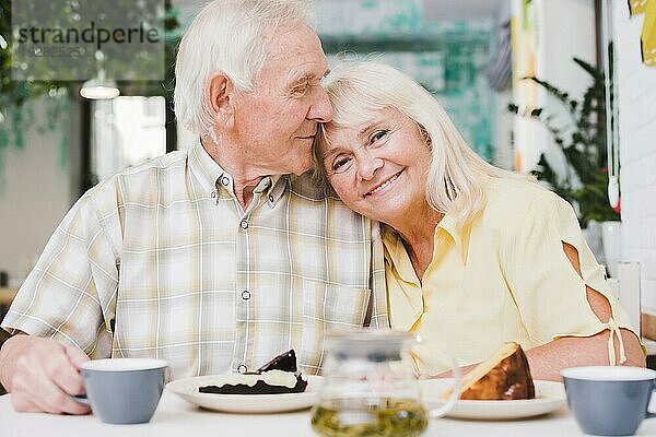 Verliebtes älteres Paar trinkt Tee mit Kuchen
