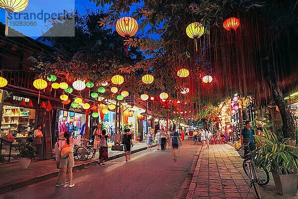 HOI AN  VIETNAM  21. SEPTEMBER 2018: Traditionelle Gebäude bei Nacht mit Laternen in der UNESCO Kulturerbestadt Hoi An in der Provinz Quang Nam in Vietnam