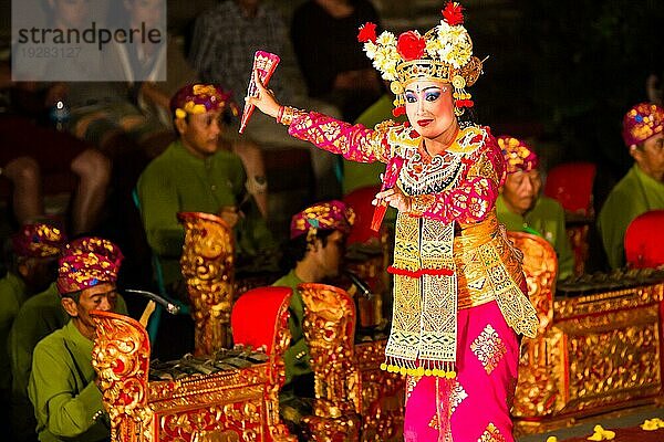 UBUD  BALI  INDONESIEN  SEP 5  2014: Eine traditionelle balinesische Show im Zentrum von Ubud  Bali  Indonesien  Asien