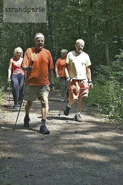 NordicWalking Gruppe im Wald