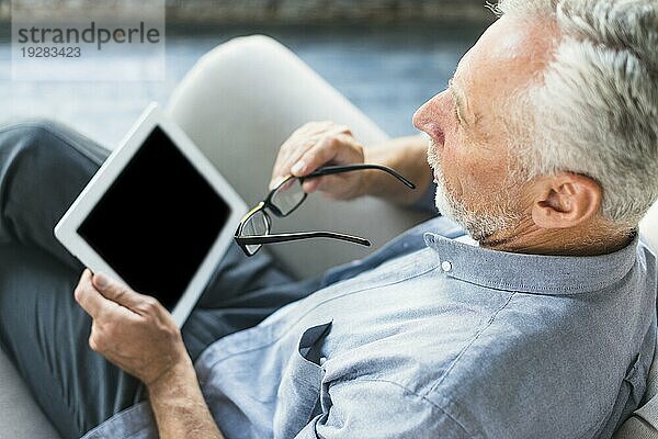 Draufsicht Mann hält digitales Tablet Brille