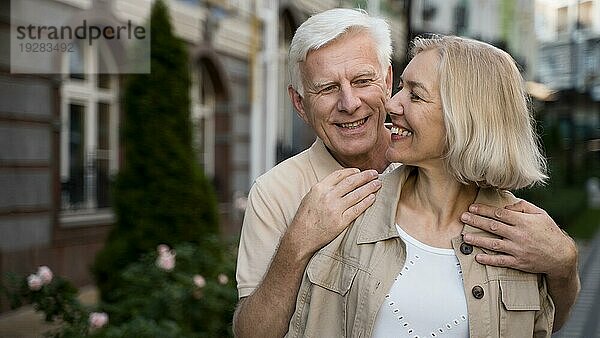 Smiley älteres Paar posiert zusammen bei einem Spaziergang Stadt