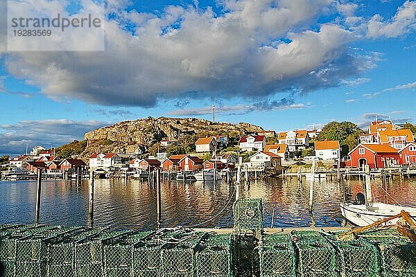 Hummerkäfige  Hafen und kleine Holzhäuser im herbstlichen Abendlicht  Fjällbacka  Bohuslän  Schweden  Europa