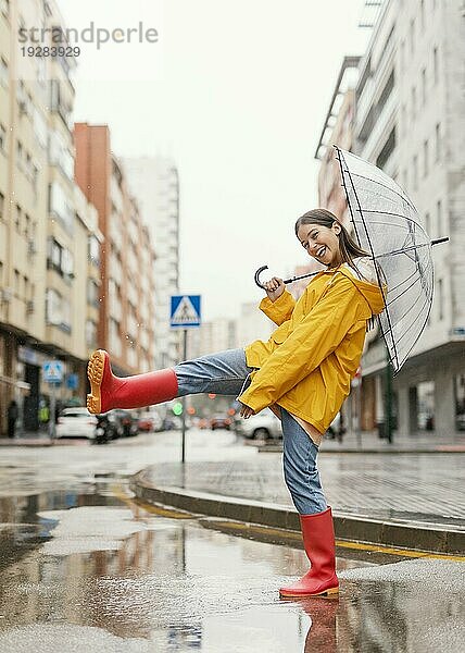 Frau mit Regenschirm stehend Regen Vorderansicht