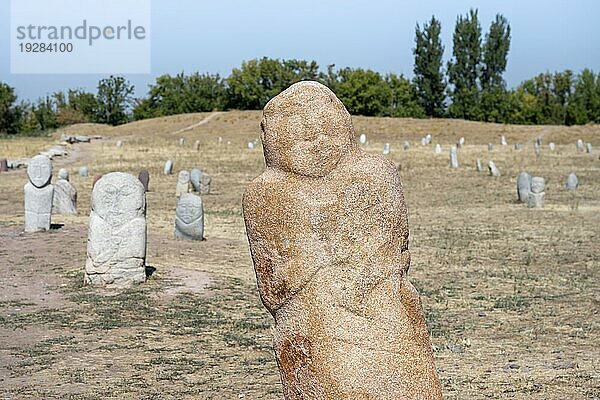 Balbals  historische Grabsteine in Form von menschlichen Gesichtern  bei Tokmok  Chuy  Kirgistan  Asien