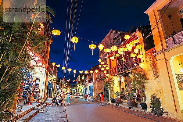 HOI AN  VIETNAM  22. SEPTEMBER 2018: Traditionelle Gebäude bei Nacht mit Laternen in der UNESCO Kulturerbestadt Hoi An in der Provinz Quang Nam in Vietnam