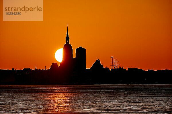 Silhouette der Stadt Stralsund mit Sonnenuntergang