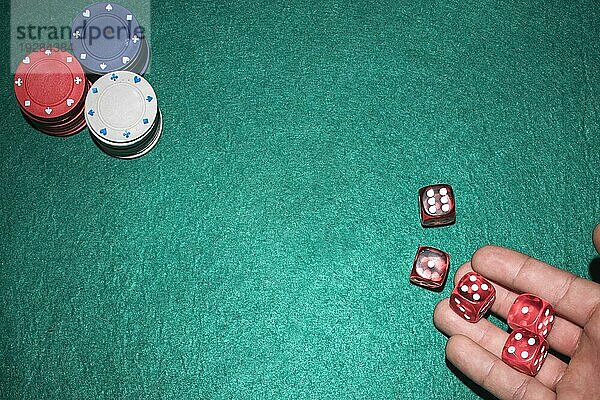 Poker Spieler s Hand werfen rote Würfel Poker Tisch