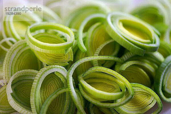 Vollbildaufnahme von frischem  in Ringe geschnittenem Gartenporree