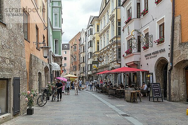 Innsbruck  Österreich  8. Juni 2018: Innsbrucker Stadtzentrum mit Cafés und Menschen  Europa