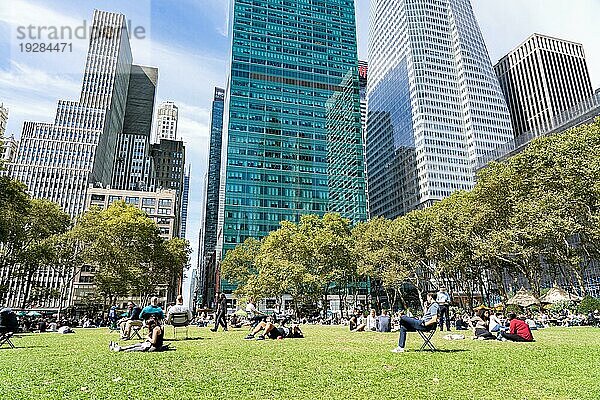 New York  Vereinigte Staaten von Amerika  20. September 2019: Menschen auf der Rasenfläche im Bryant Park in Manhattan  Nordamerika